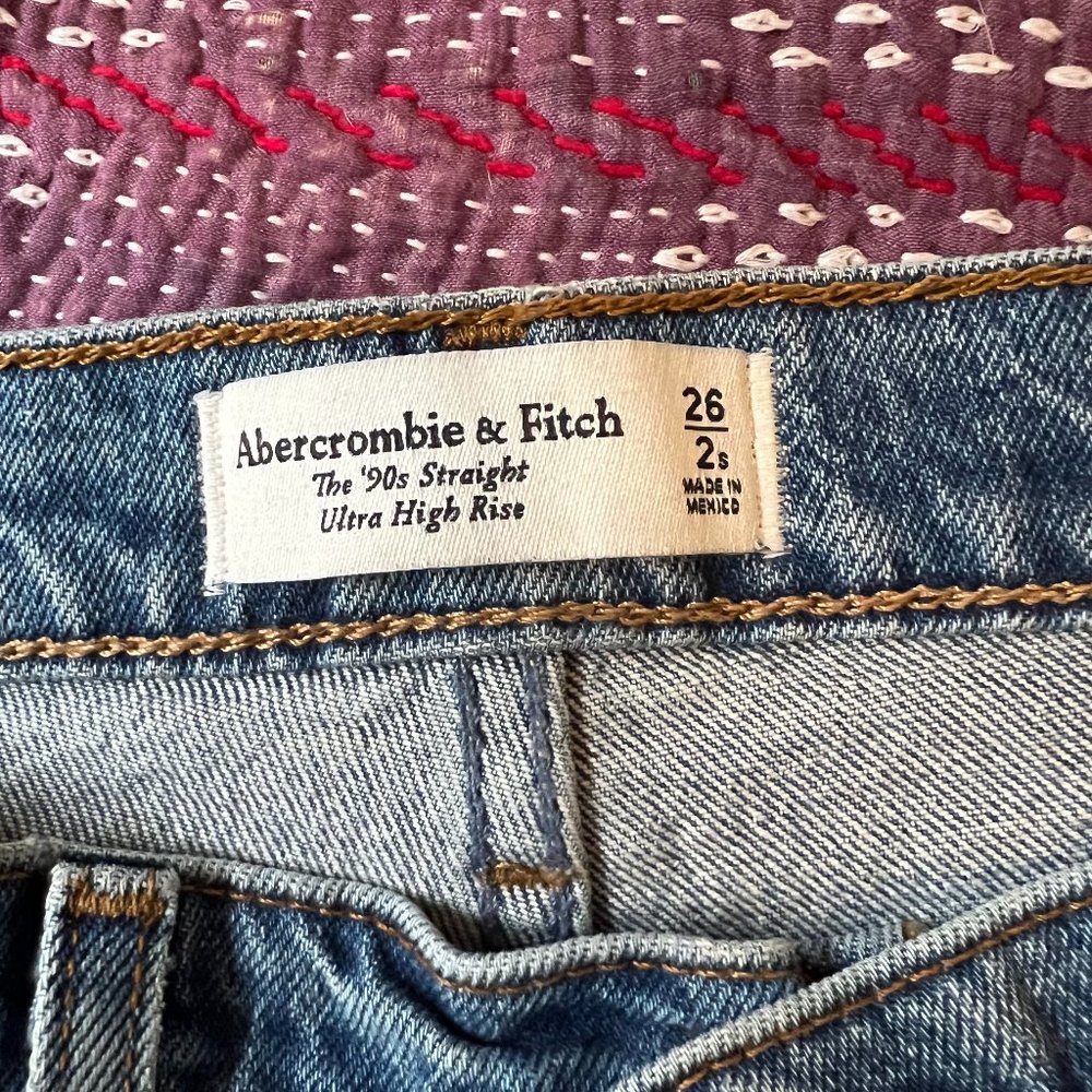 Abercrombie Ultra High Rise 90s Straight Jean Size 2 Short Medium